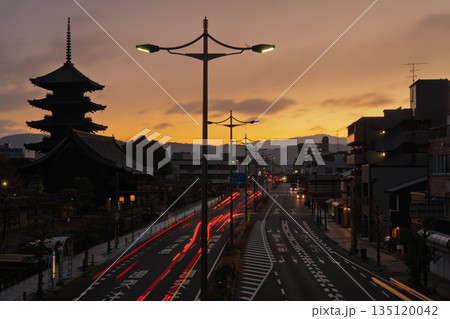 京都市南区夜明けを待つ東寺の五重塔 135120042