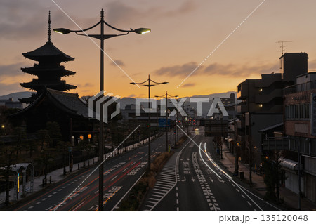 京都市南区夜明けを待つ東寺の五重塔 135120048