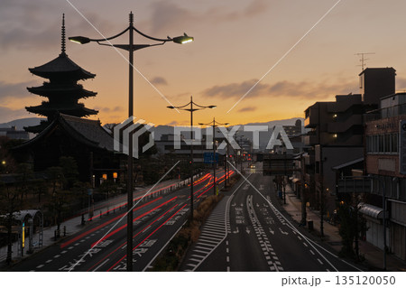 京都市南区夜明けを待つ東寺の五重塔 135120050