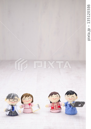 医師、看護師、夫婦の人形 135120386