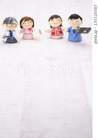 医師、看護師、夫婦の人形 135120387