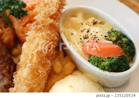 美味しそうなお子様ランチ 135120514