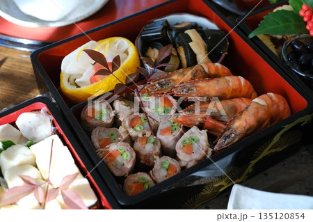 正月に食卓に並べられた重箱のお節料理 正月に食卓に並べられた重箱のお節料理 135120854