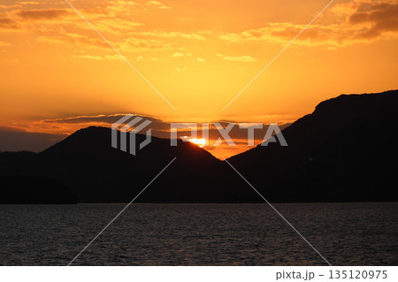 夕暮れの瀬戸内海、備讃瀬戸の小豊島に沈む夕日を小豆島フェリーから見る 夕暮れの瀬戸内海、備讃瀬戸の小豊島に沈む夕日を小豆島フェリーから見る 135120975