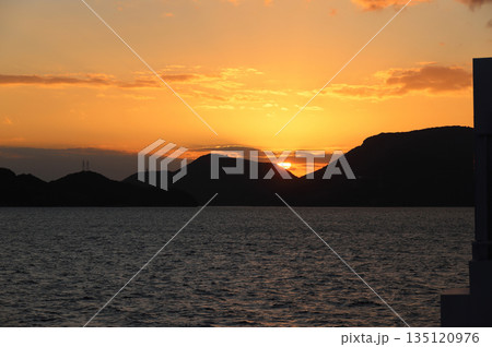 夕暮れの瀬戸内海、備讃瀬戸の小豊島に沈む夕日を小豆島フェリーから見る 135120976