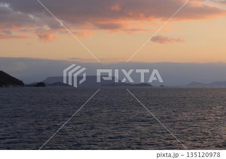 夕暮れの瀬戸内海、小豆島フェリーから見る屋形崎、屋島と備讃瀬戸の大島 夕暮れの瀬戸内海、小豆島フェリーから見る屋形崎、屋島と備讃瀬戸の大島 135120978