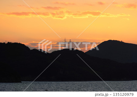 夕暮れの瀬戸内海、備讃瀬戸の小豊島の夕空を小豆島フェリーから見る 135120979