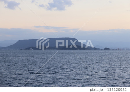 夕暮れの瀬戸内海、小豆島フェリーから見る屋島と備讃瀬戸の大島 夕暮れの瀬戸内海、小豆島フェリーから見る屋島と備讃瀬戸の大島 135120982