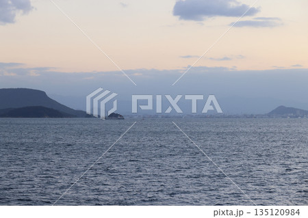 夕暮れの瀬戸内海、小豆島フェリーから見る屋島と備讃瀬戸の大島(中央に遠く高松市街を見る) 夕暮れの瀬戸内海、小豆島フェリーから見る屋島と備讃瀬戸の大島(中央に遠く高松市街を見る) 135120984