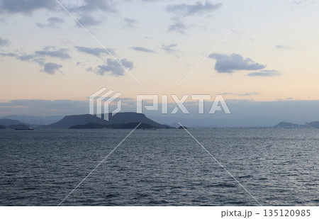 夕暮れの瀬戸内海、小豆島フェリーから見る屋島と備讃瀬戸の大島、高松市街 夕暮れの瀬戸内海、小豆島フェリーから見る屋島と備讃瀬戸の大島、高松市街 135120985