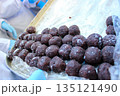 つきたての餅に入れる丸めたたくさんのあんこ 135121490