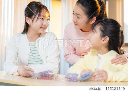 放課後に小学生の女の子がシール帳を使ってシール交換を楽しむ様子 放課後に小学生の女の子がシール帳を使ってシール交換を楽しむ様子 135121549