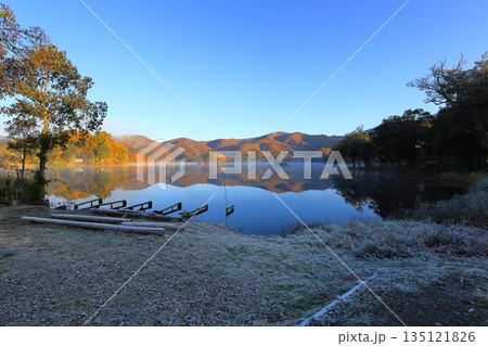 紅葉する裏磐梯　曽原湖 135121826