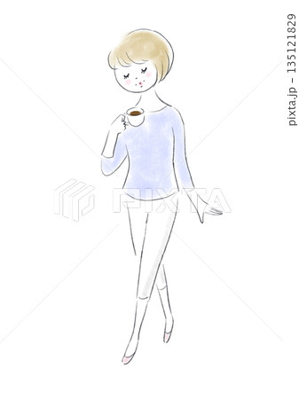 リラックスした様子で目を閉じ、コーヒーを楽しむ女性の手描きイラスト 135121829
