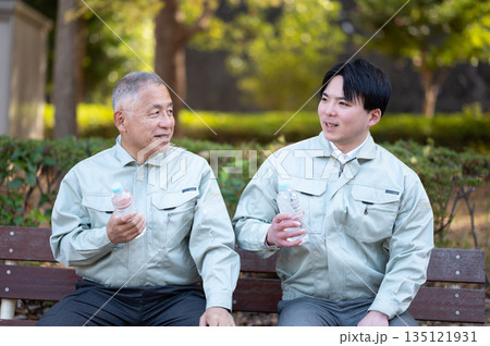 休憩中の若手とシニア 休憩中の若手とシニア 135121931