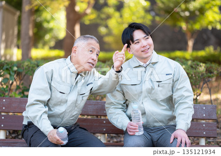 休憩中の若手とシニア 休憩中の若手とシニア 135121934