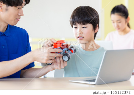 プログラミング教室で学ぶ男の子 135122372