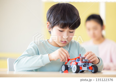 プログラミング教室で学ぶ男の子 135122376
