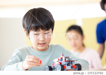 プログラミング教室で学ぶ男の子 135122592