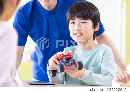 プログラミング教室で学ぶ男の子 135122641