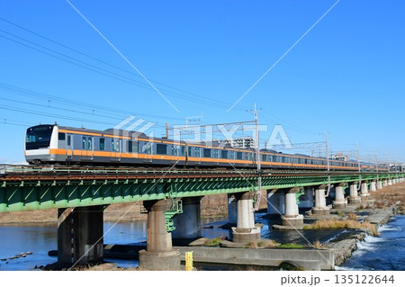 多摩川を渡る　E233系0番台中央線　グリーン車組込み後12両編成 135122644