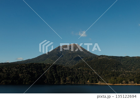 高千穂峰と御池の静かな風景 高千穂峰と御池の静かな風景 135122694