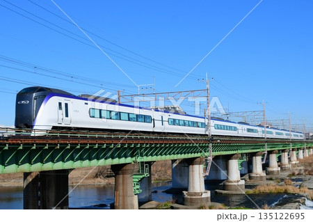 青空の下　多摩川を渡るE353系　中央線特急 135122695