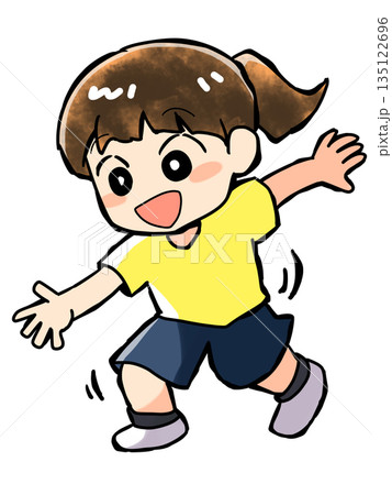 バランスをとる女の子 135122696