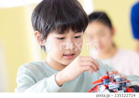 プログラミング教室で学ぶ男の子 135122714