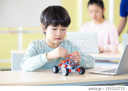 プログラミング教室で学ぶ男の子 135122715