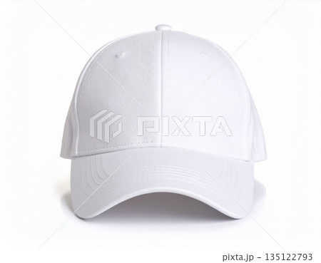 ホワイトの無地のキャップのモックアップサンプル　ファッション　帽子　白背景 135122793