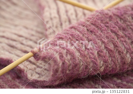 テーブルの上の編みかけのマフラー 135122831