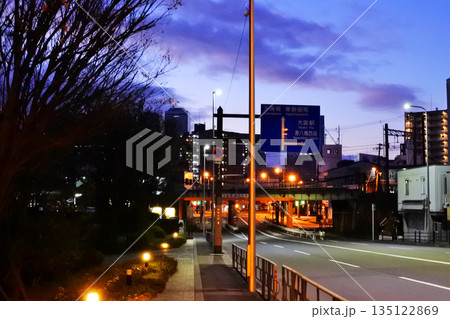 都市の街並みの情景 135122869