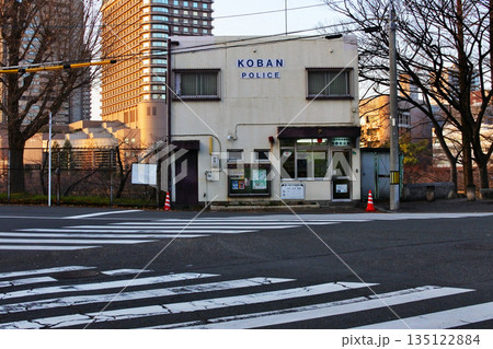 都市の街並みの情景 135122884