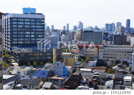 都市の街並みの情景 135122950