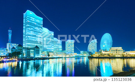 ライトアップされた横浜みなとみらい地区 横浜市 ライトアップされた横浜みなとみらい地区 横浜市 135123036