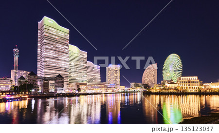 ライトアップされた横浜みなとみらい地区　横浜市 135123037