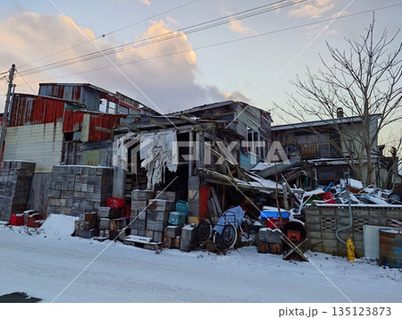 誰も住まなくなり崩れている家屋（冬） 135123873