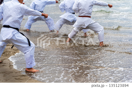 真冬の海岸で空手の寒稽古 135123894