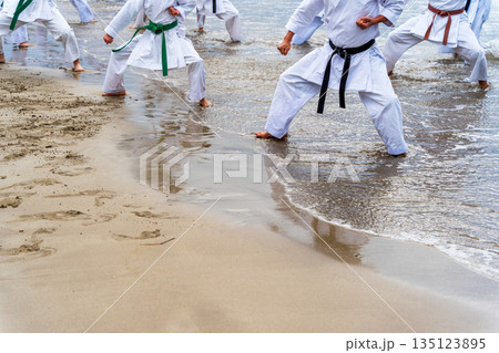 真冬の海岸で空手の寒稽古 135123895