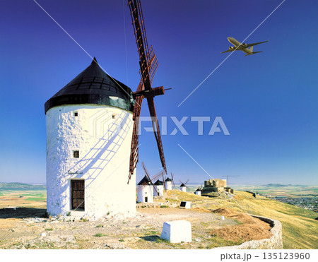 ラ・マンチャ地方の美しい風車群の景観 135123960