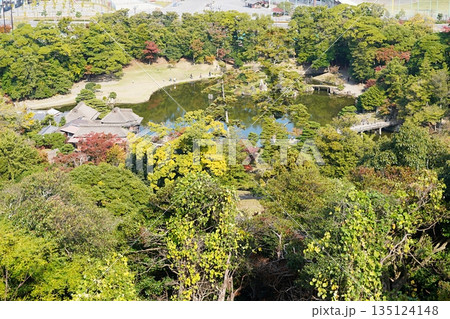 滋賀 彦根 彦根城 本丸から見た玄宮園(北東方向)(晩秋) 滋賀 彦根 彦根城 本丸から見た玄宮園(北東方向)(晩秋) 135124148