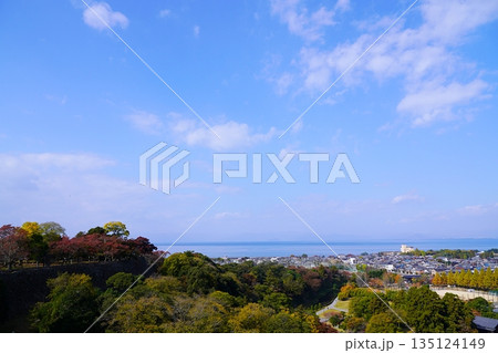 滋賀　彦根　彦根城　本丸から見た西の丸の紅葉と松原下屋敷、琵琶湖（北方向）（晩秋） 135124149