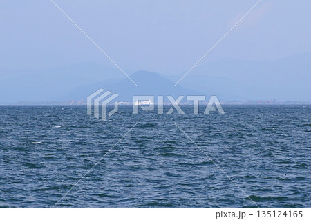 滋賀　彦根　彦根港から見た高島市街地と観光船や箱館山（北西方向、晩秋） 135124165
