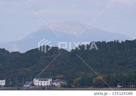 滋賀　彦根　彦根港から見た伊吹山（北東方向、晩秋） 135124166