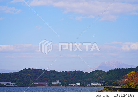 滋賀 彦根 彦根港から見た磯山と伊吹山(北東方向、晩秋) 滋賀 彦根 彦根港から見た磯山と伊吹山(北東方向、晩秋) 135124168