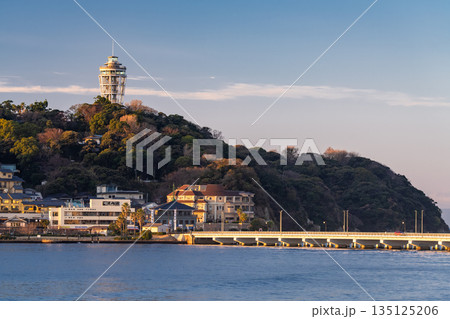 《神奈川県》夜明けの江ノ島の風景・湘南海岸 135125206