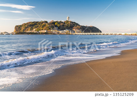 《神奈川県》夜明けの江ノ島の風景・湘南海岸 135125209