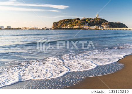 《神奈川県》夜明けの江ノ島の風景・湘南海岸 135125210