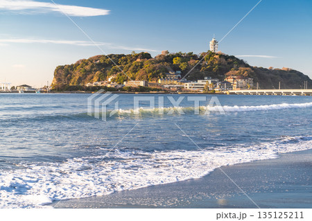 《神奈川県》夜明けの江ノ島の風景・湘南海岸 135125211
